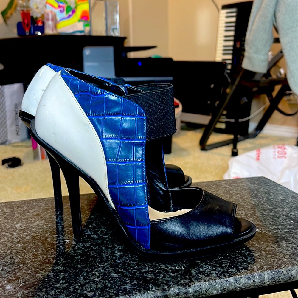 Beau + Ashe Strappy Heels in Blue Black &. White. Size 8.